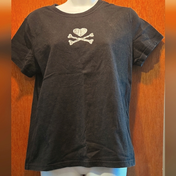 The Halloween Store Tops - Halloween Store Black T-Shirt with Heart Skull & Cross Bones NEW No Tags SzL
